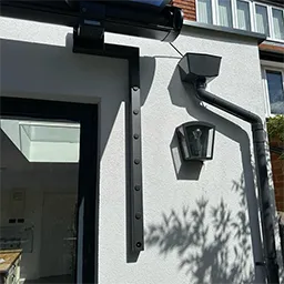 a street light mounted to the side of a building